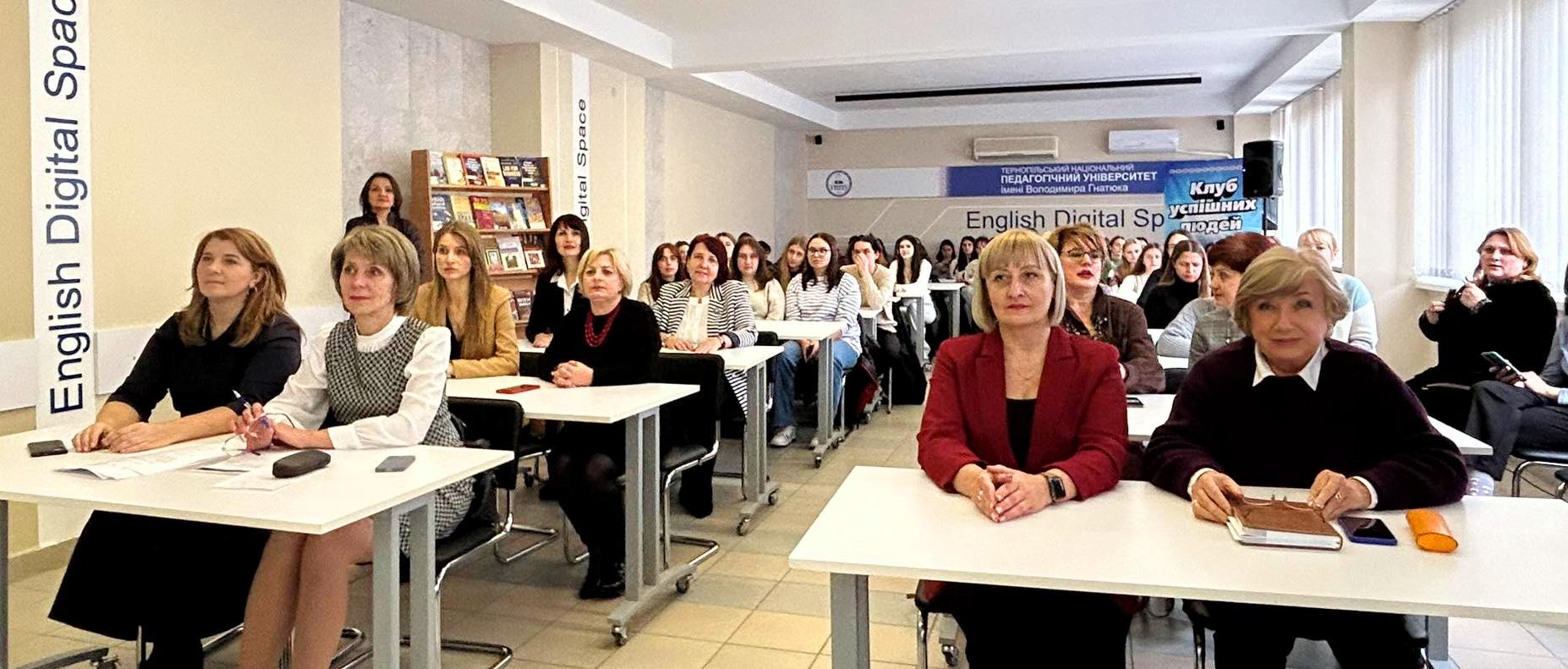 Літературне обговорення триває